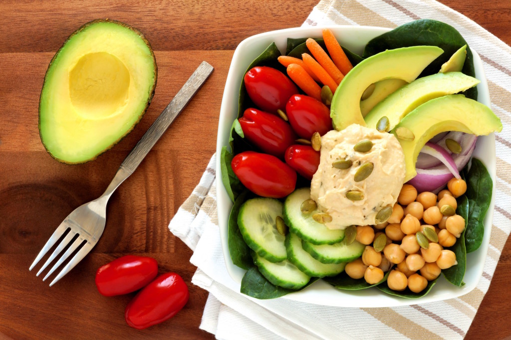 Zdravý oběd dle principů Metabolic balance: avocado, cizrnový hunnusa čersvá zelenina