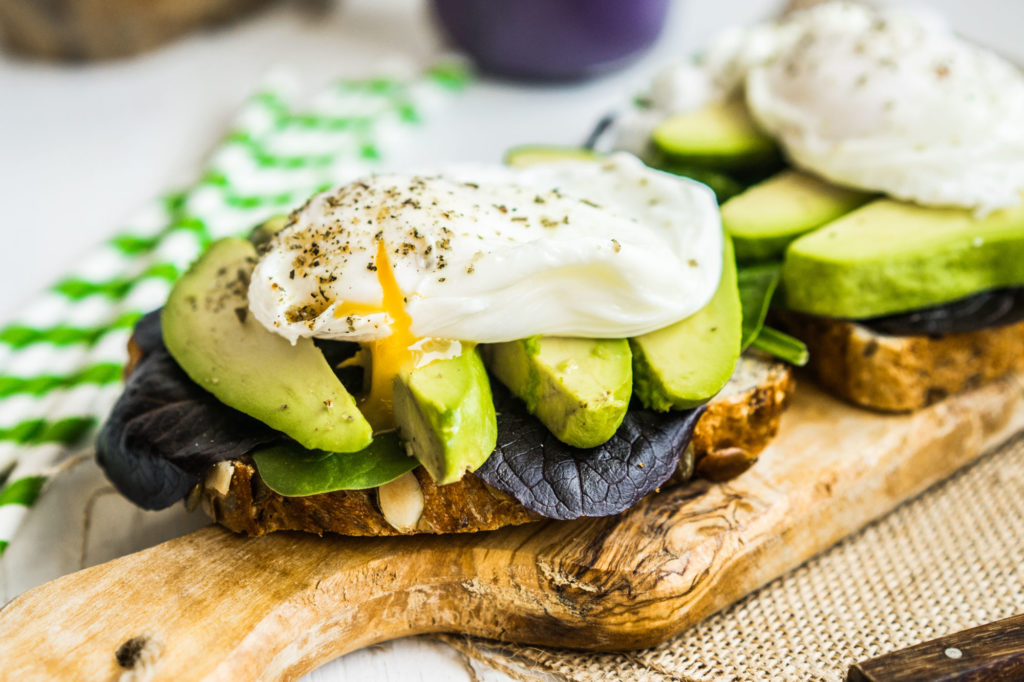 Zdravý sendvich s avokádem a pošírovaným vejce podle metabolic balance