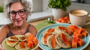 Ovesné mini lívanečky s&nbsp;papájou a&nbsp;mléčnou kávou připravené podle principů Metabolic Balance.